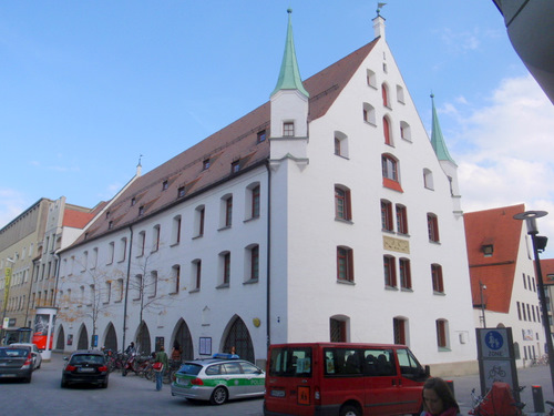 Interesting building (in southwest old town Munich).